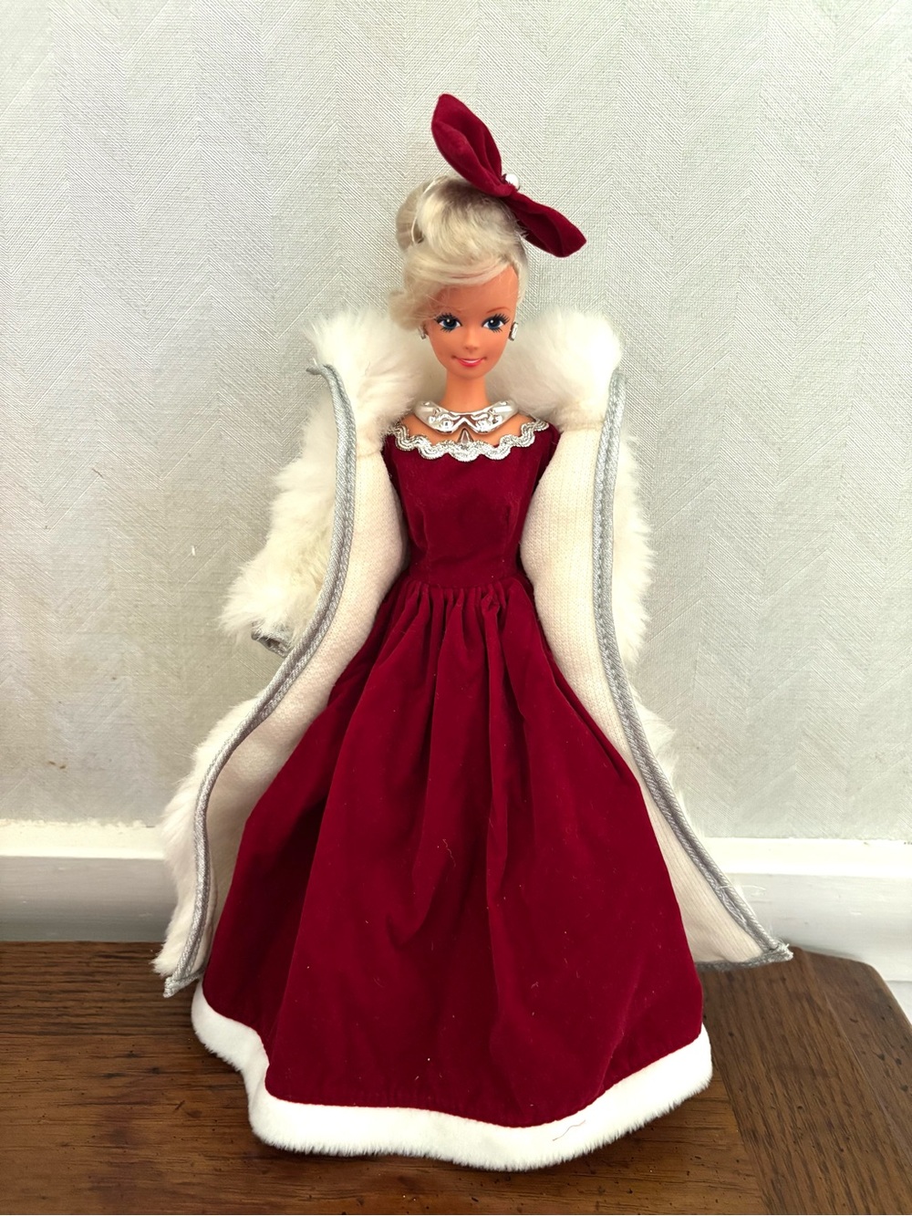 Fashion Corner Doll (Barbie size) 1999 Classic Holiday Treasure Limited Edition